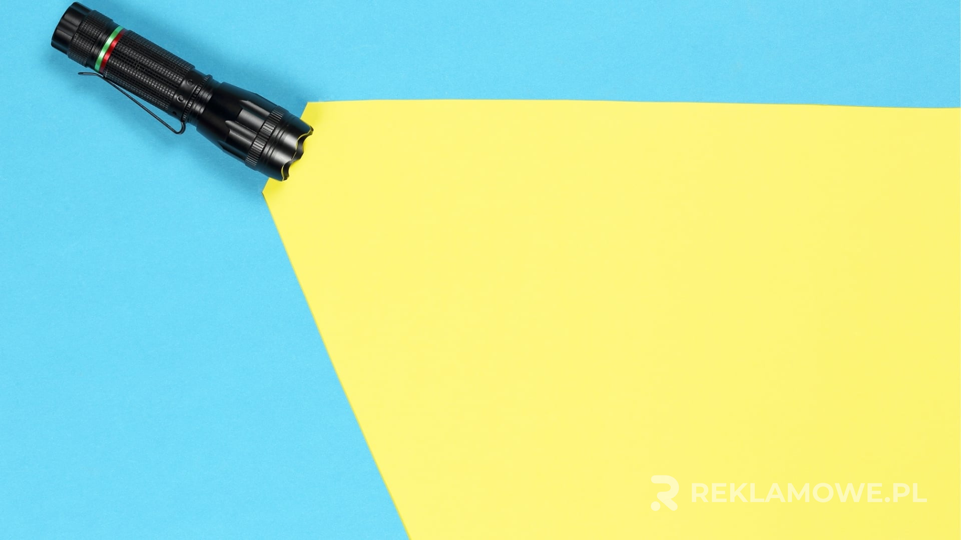 Latarka reklamowa na tle ciemnego otoczenia