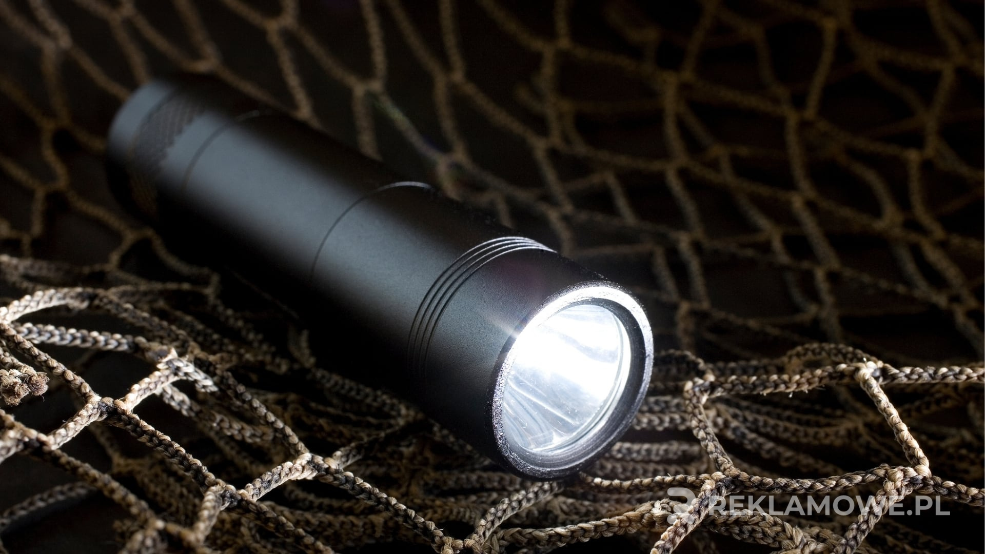 Latarka reklamowa na stole