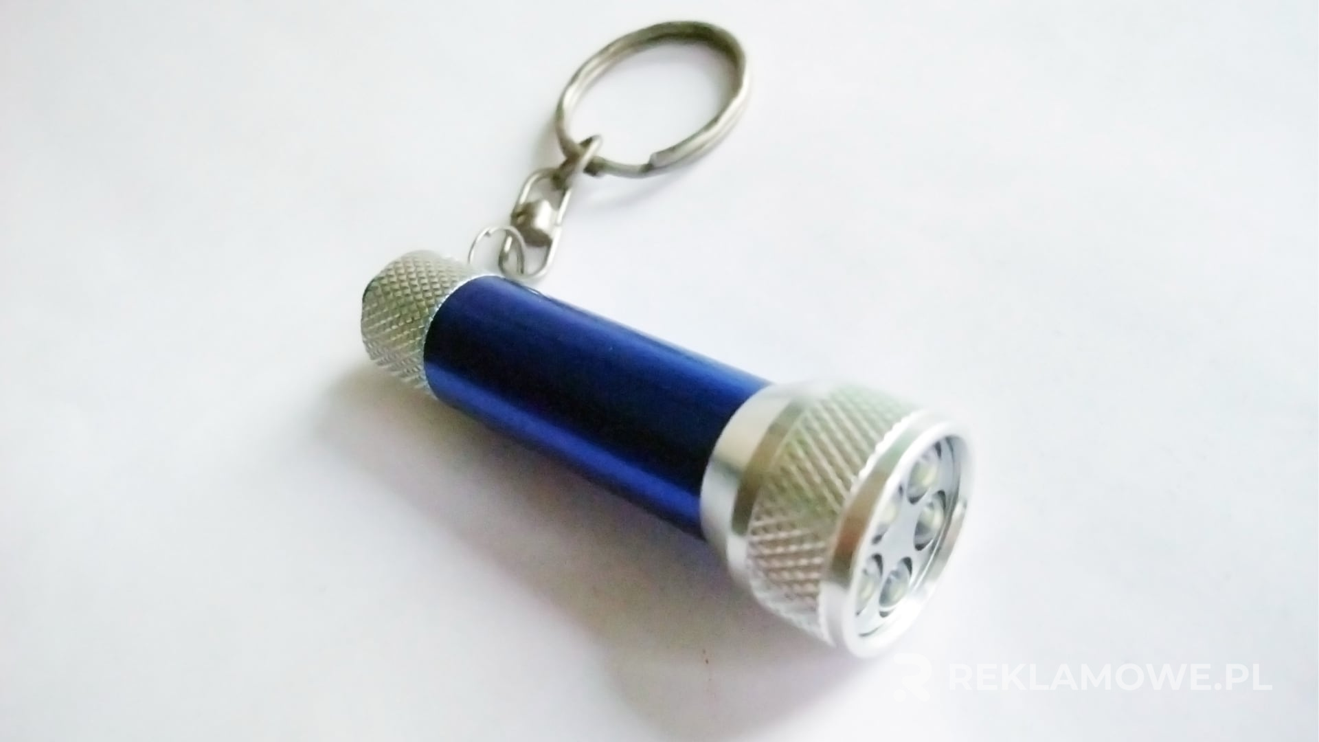 Latarka reklamowa na tle biurkowym