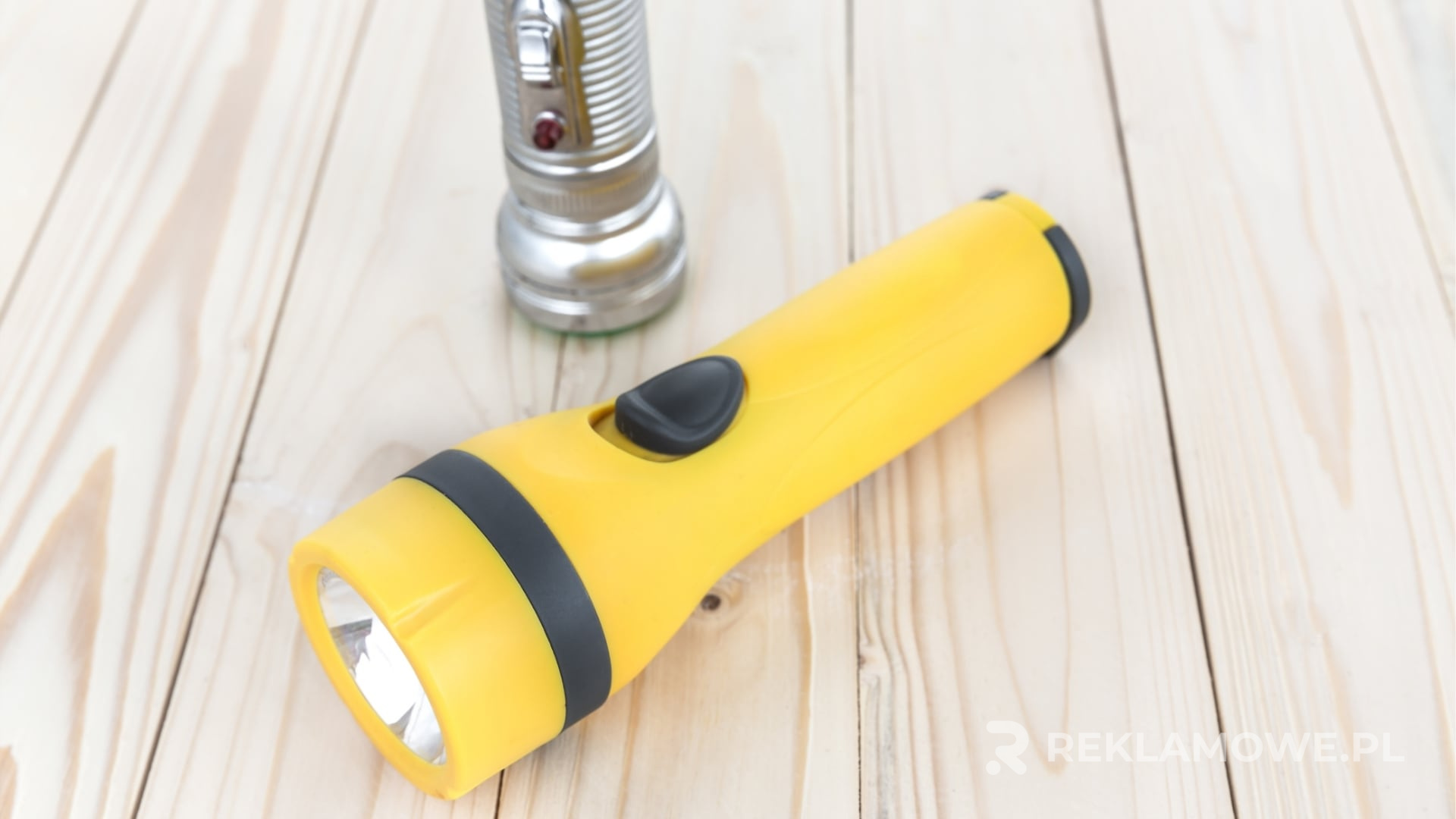 Latarka reklamowa w użyciu