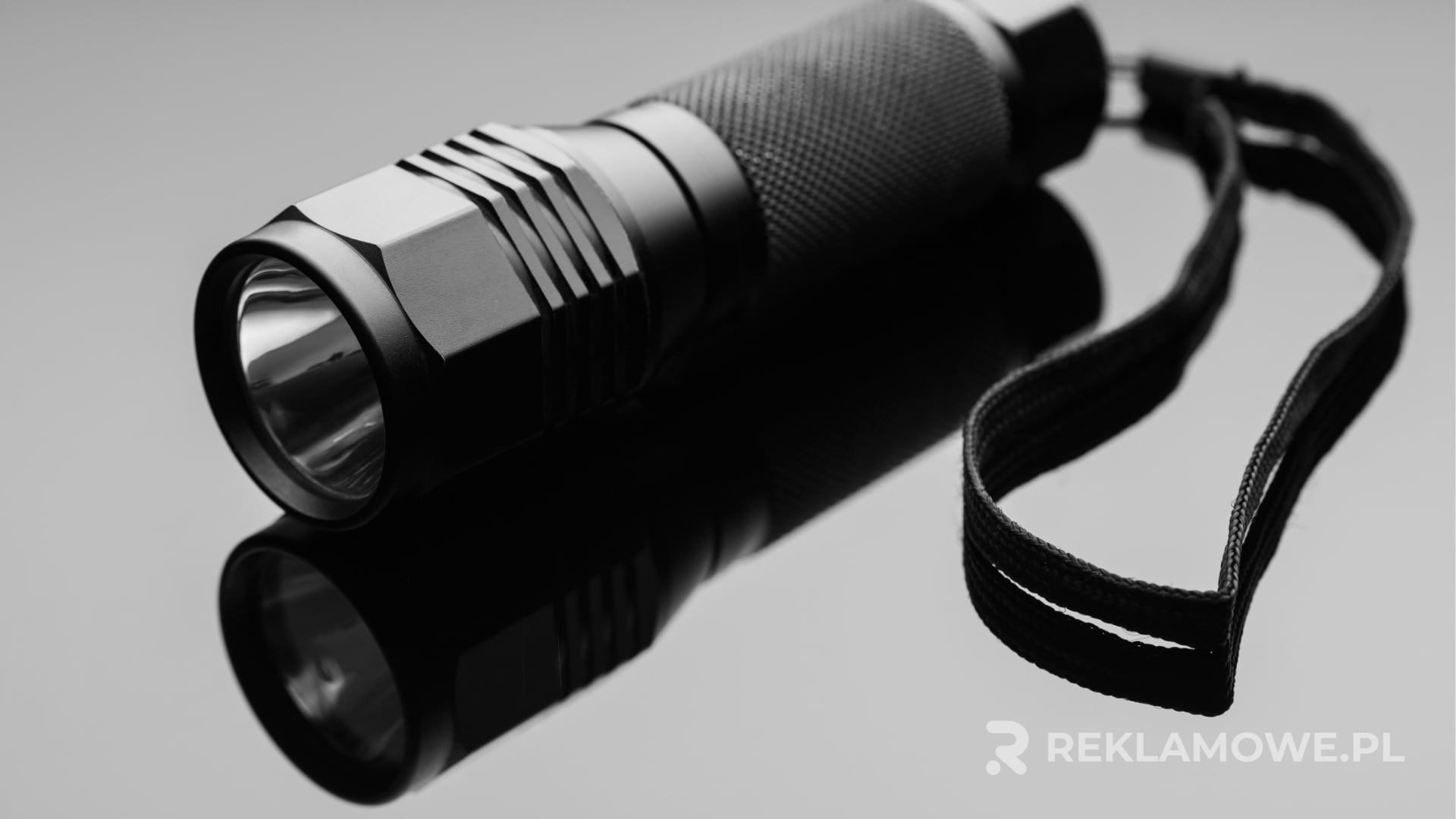 Latarki reklamowe na stole obok wykresów cenowych